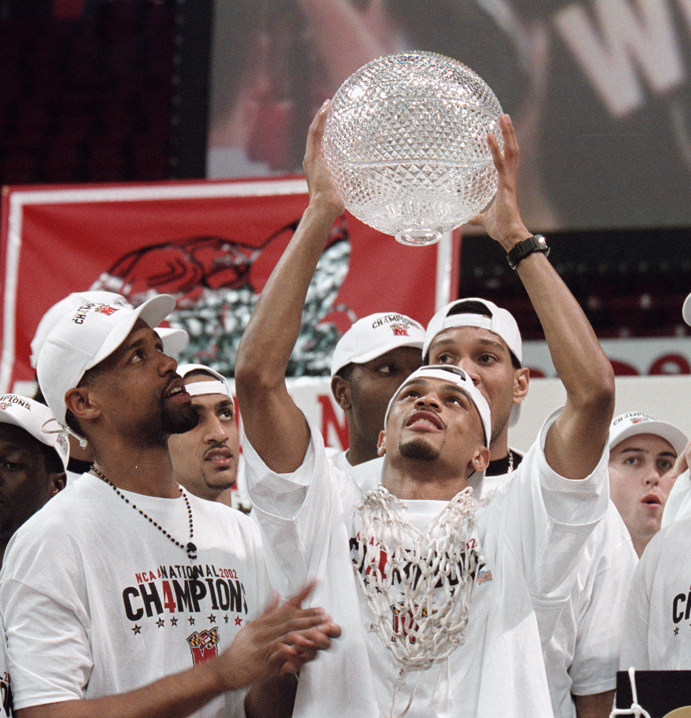 Terps' star Juan Dixon raises the Sears Trophy during the we