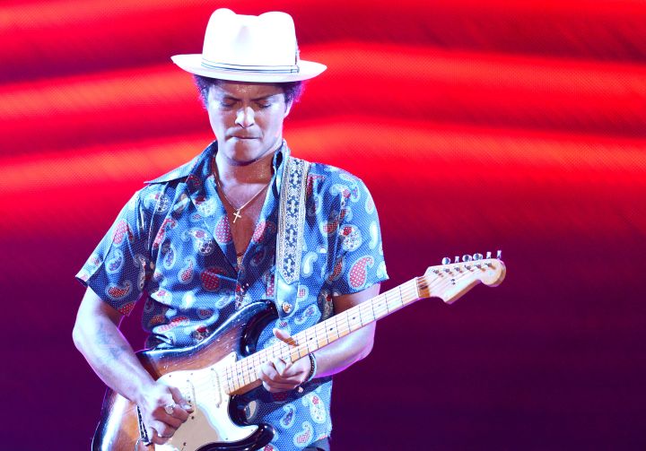 Bruno Mars wins Outstanding Male Artist