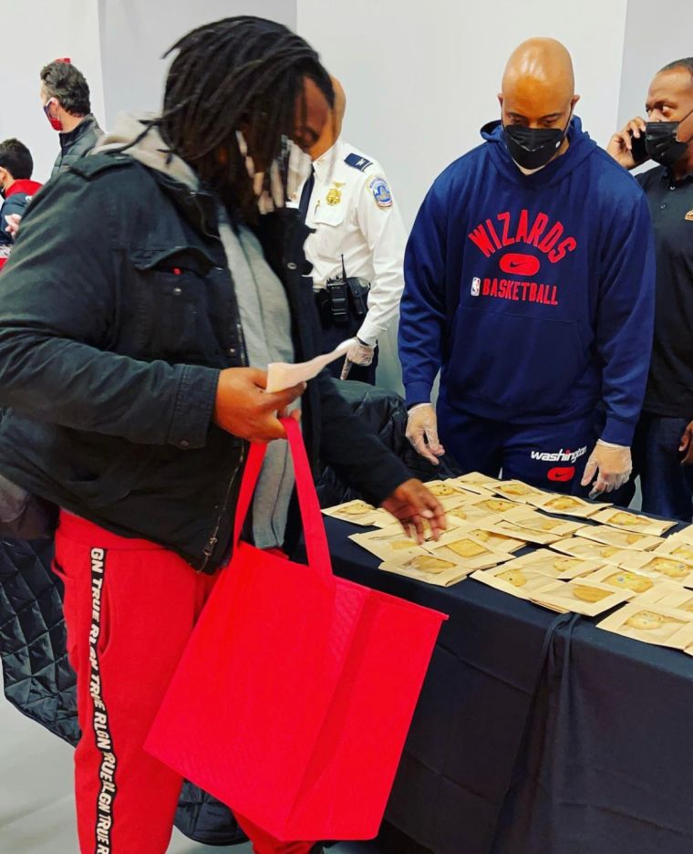 Monumental Basketball Thankful Meals and Bradley Beal’s Turkey Assist Thanksgiving Outreach Event