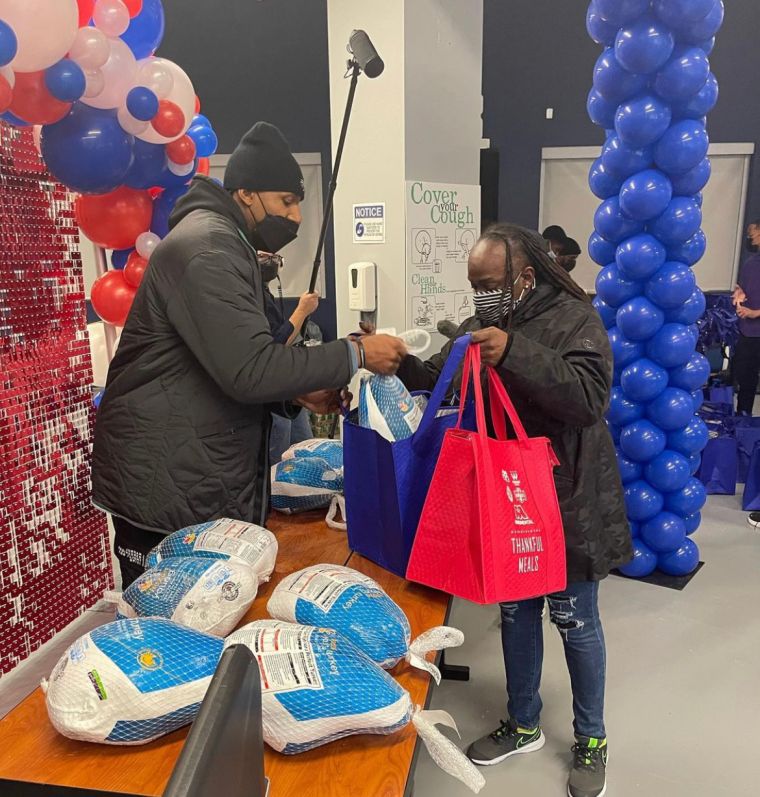 Monumental Basketball Thankful Meals and Bradley Beal’s Turkey Assist Thanksgiving Outreach Event