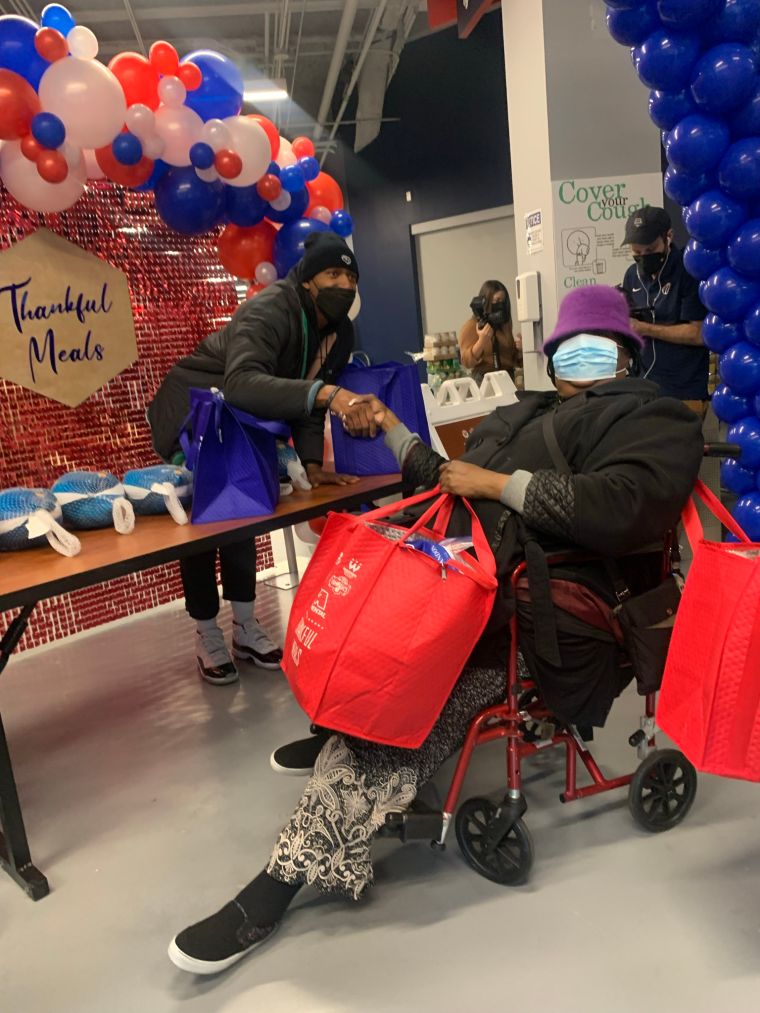 Monumental Basketball Thankful Meals and Bradley Beal’s Turkey Assist Thanksgiving Outreach Event