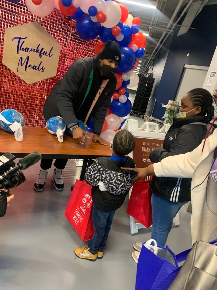 Monumental Basketball Thankful Meals and Bradley Beal’s Turkey Assist Thanksgiving Outreach Event