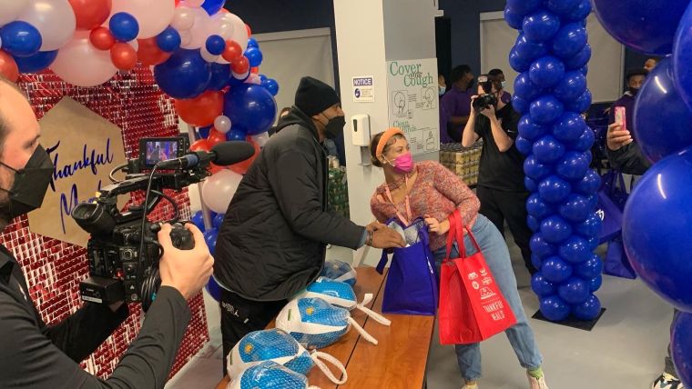 Monumental Basketball Thankful Meals and Bradley Beal’s Turkey Assist Thanksgiving Outreach Event