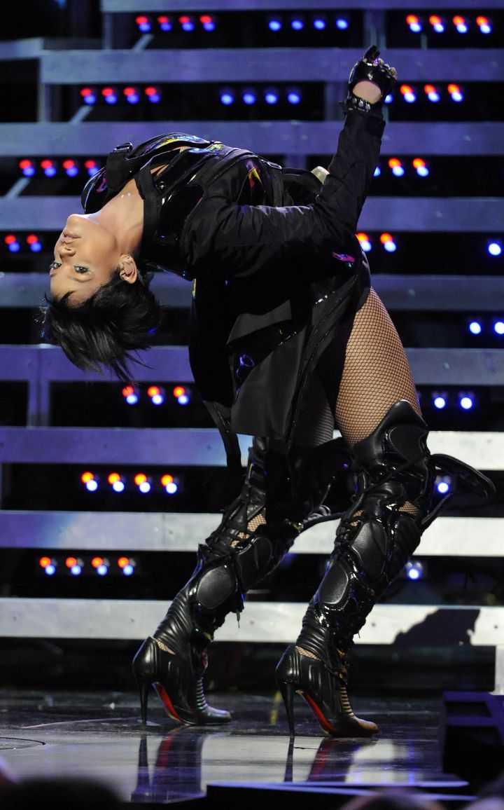 Rihanna's 2009 Performance at VH1 Presents Pepsi Smash Super Bowl Bash