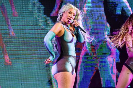 Iggy Azalea on the Pitbull "Can't Stop Us Now" Summer Tour in Clarkston, MI